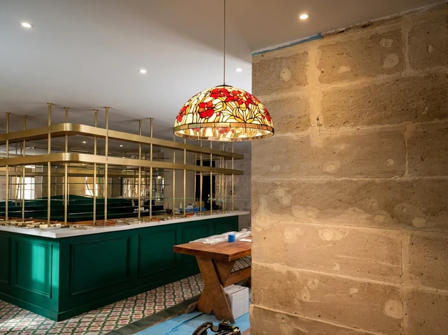 Salle de bain moderne rénovée, sans personnage