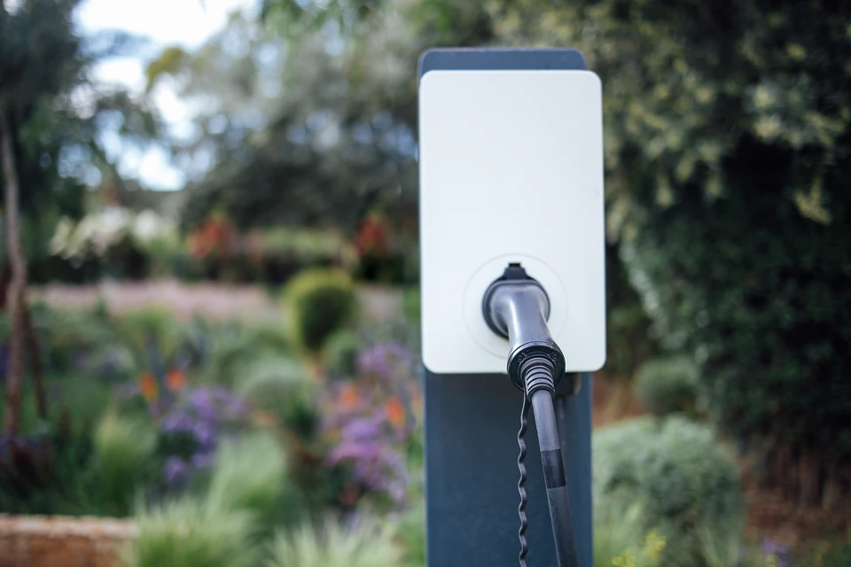 Électricien effectuant des mesures sur tableau électrique avec multimètre numérique