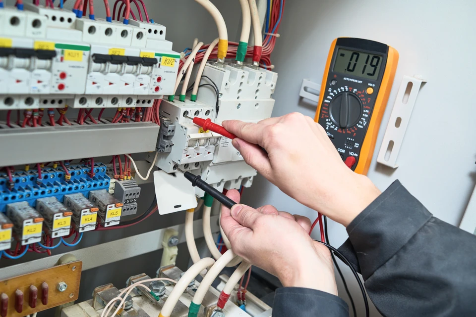 Intérieur résidentiel, mains d'électricien installant des prises électriques murales